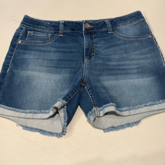 Hippie Girl (bought from stitch fix). girls denim cuffed denim shorts. size 18 - Picture 1 of 9